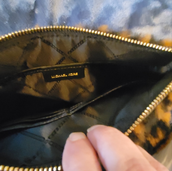 GUC MK FAUX FUR LARGE CLUTCH - Picture 6 of 9